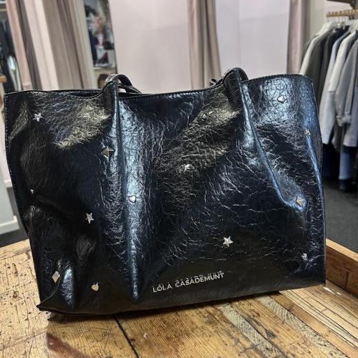 Bolso shopper multitachas negre Lola Casademunt.