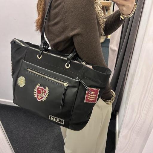 Bolso shopper Nylon parches negre Lola Casademunt.