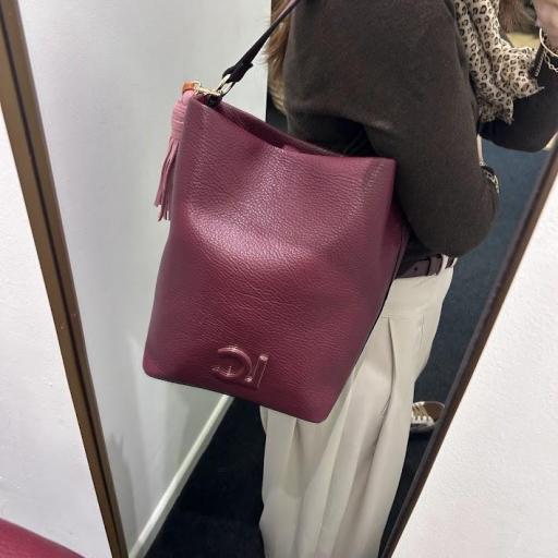 Bolso Burdeos Pompones Lola Casademunt.  [3]