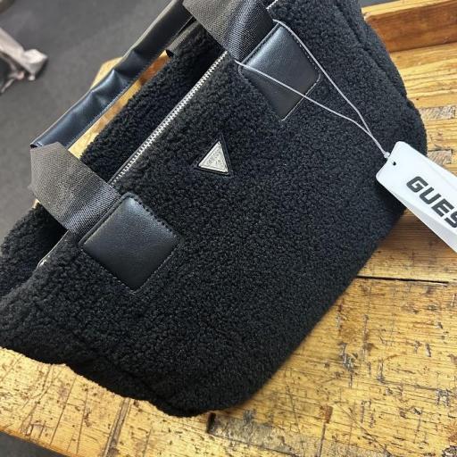 Bolso borreguito negro Guess. [2]
