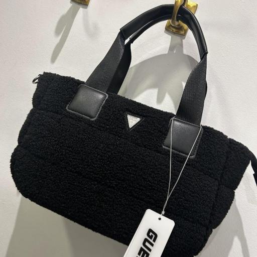 Bolso borreguito negro Guess. [1]