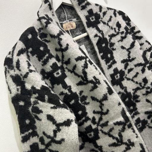 Cárdigan Jacquard Flores Nekane. [1]