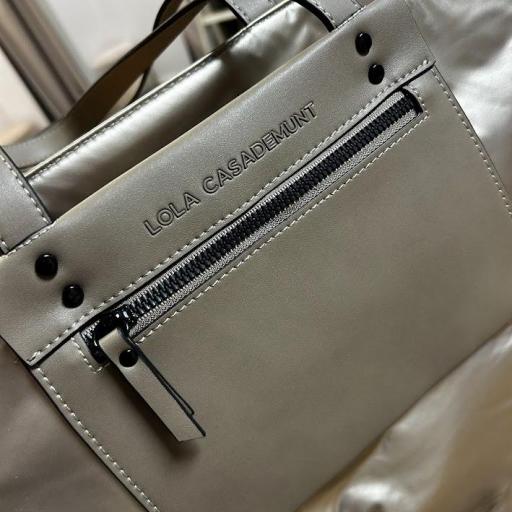 Bolso Shooper Nylon dorado Lola Casademunt.  [3]