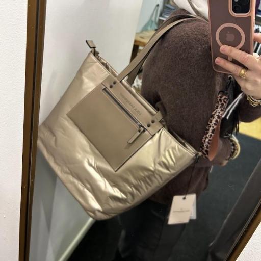 Bolso Shooper Nylon dorado Lola Casademunt.  [1]