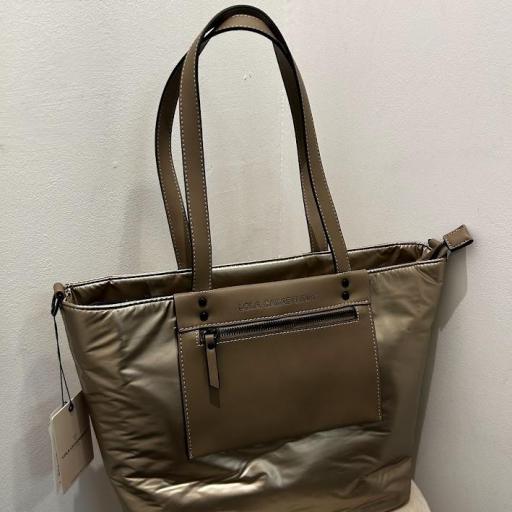 Bolso Shooper Nylon dorado Lola Casademunt.  [2]