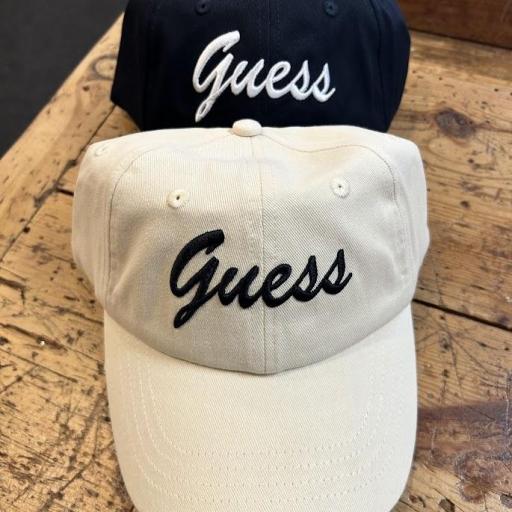 Gorra Guess . [3]