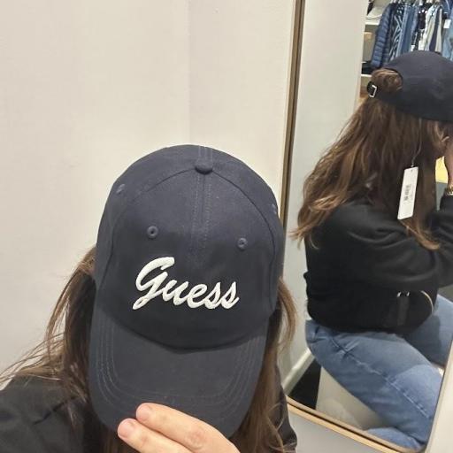 Gorra Guess . [2]