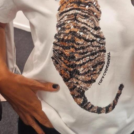 Camiseta tigre pedreria Lola Casademunt.  [3]
