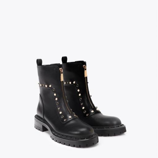 Bota negra Lola Casademunt. [1]