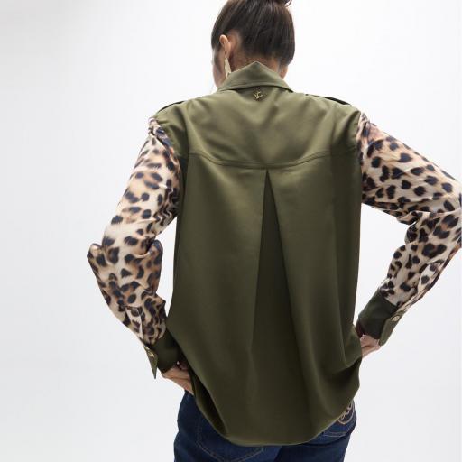 Camisa kaki combinada leopardo Lola Casademunt. [1]