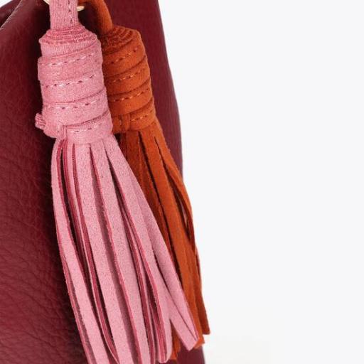 Bolso Burdeos Pompones Lola Casademunt.  [1]