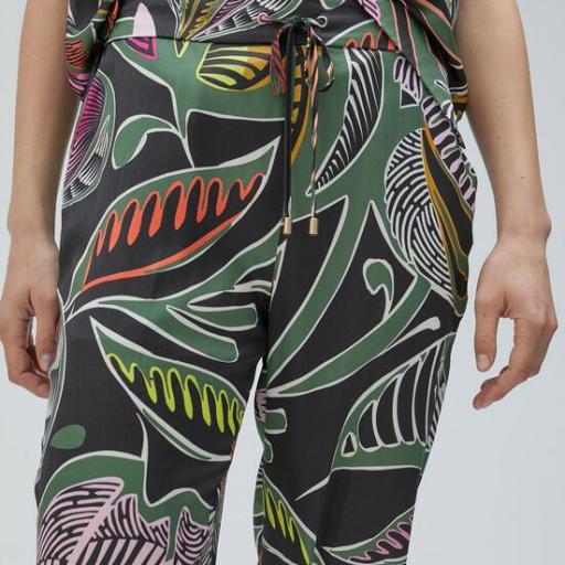 Pantalón jogger estampado  Lola Casademunt. 