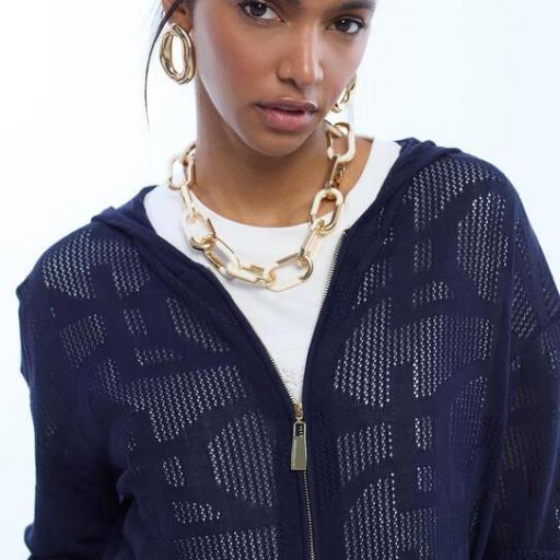 Sudadera calada con capucha Lola Casademunt.  [1]