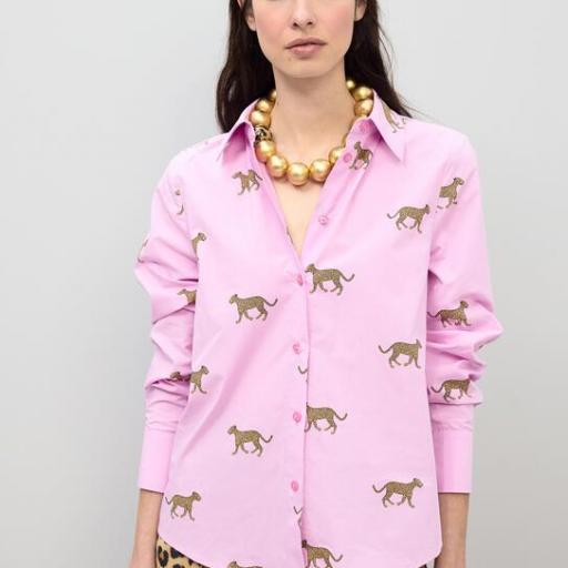 Camisa animal print rosa Lola Casademunt. 