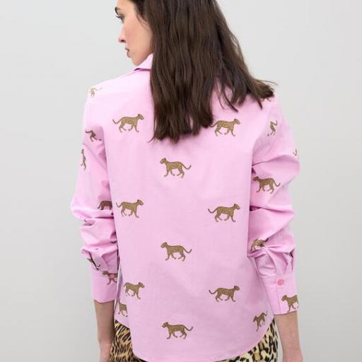Camisa animal print rosa Lola Casademunt.  [1]