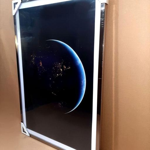Cuadro con lámina de Planeta Tierra vista desde el Espacio, Decoración Juvenil, Marco color Níquel. [1]
