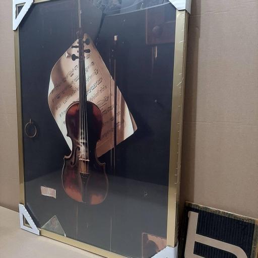 Cuadro con lámina de Partitura Musical Violin Fondo Negro, Marco color Dorado. [1]
