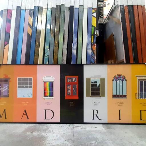 Lienzo enmarcado en madera color negro, ventanas de Madrid C. Postal. Diseño BSKT Madrid [1]