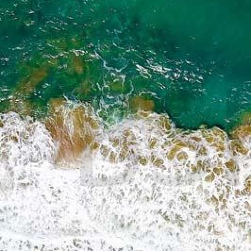 Cuadro en lienzo vista aérea de olas rompiendo sobre playa [0]