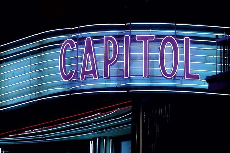 Cuadro en lienzo fotografía cine capitol Madrid detalle neon