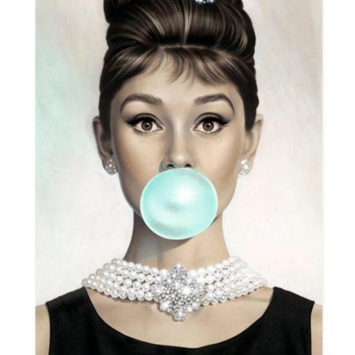 Cuadro Audrey Hepburn mascando chicle. Lienzo montado sobre bastidor