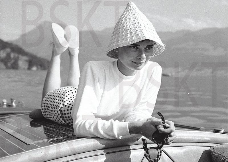 Cuadro en lienzo montado sobre bastidor fotografía blanco y negro Audrey Hepburn sombrero