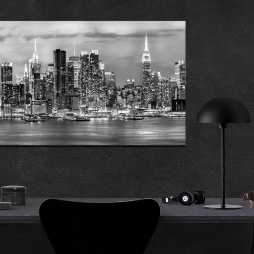 Lienzo enmarcado en madera color negro Silueta Manhattan, fotografía Blanco y Negro. [2]