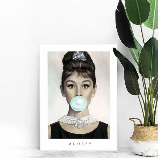 Lienzo enmarcado en madera color blanco, globo chicle azul, Audrey Hepburn