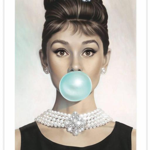 Lienzo enmarcado en madera color blanco, globo chicle azul, Audrey Hepburn [1]