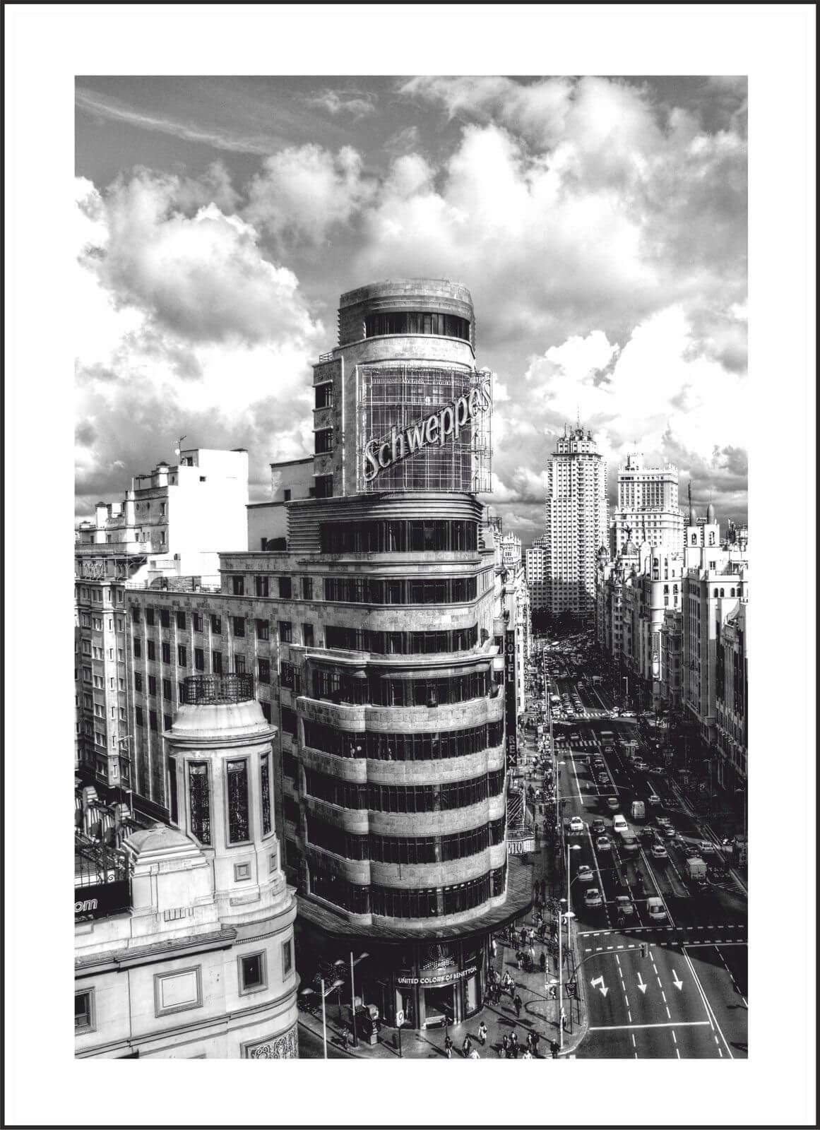 Lienzo enmarcado en madera color negro, Cuadro fotografía blanco y negro Gran Vía de Madrid, Edificio Carrión, Callao.