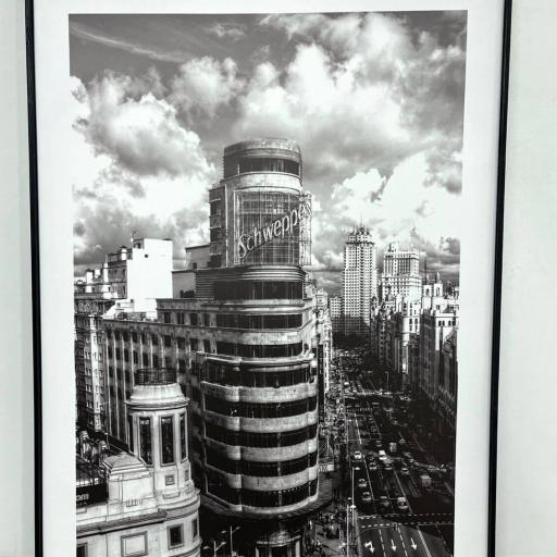 Lienzo enmarcado en madera color negro, Cuadro fotografía blanco y negro Gran Vía de Madrid, Edificio Carrión, Callao. [2]