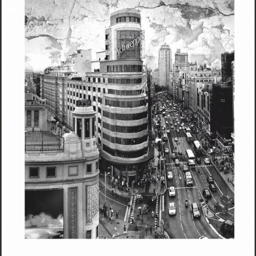 Lienzo enmarcado en madera color negro, Cuadro fotografía blanco y negro de Madrid, Gran Vía, Callao. 