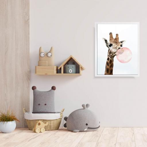 Cuadro con lámina de Girafa con Chicle de Fresa, Pared Decorativo Infantil, Marco color Blanco. [1]