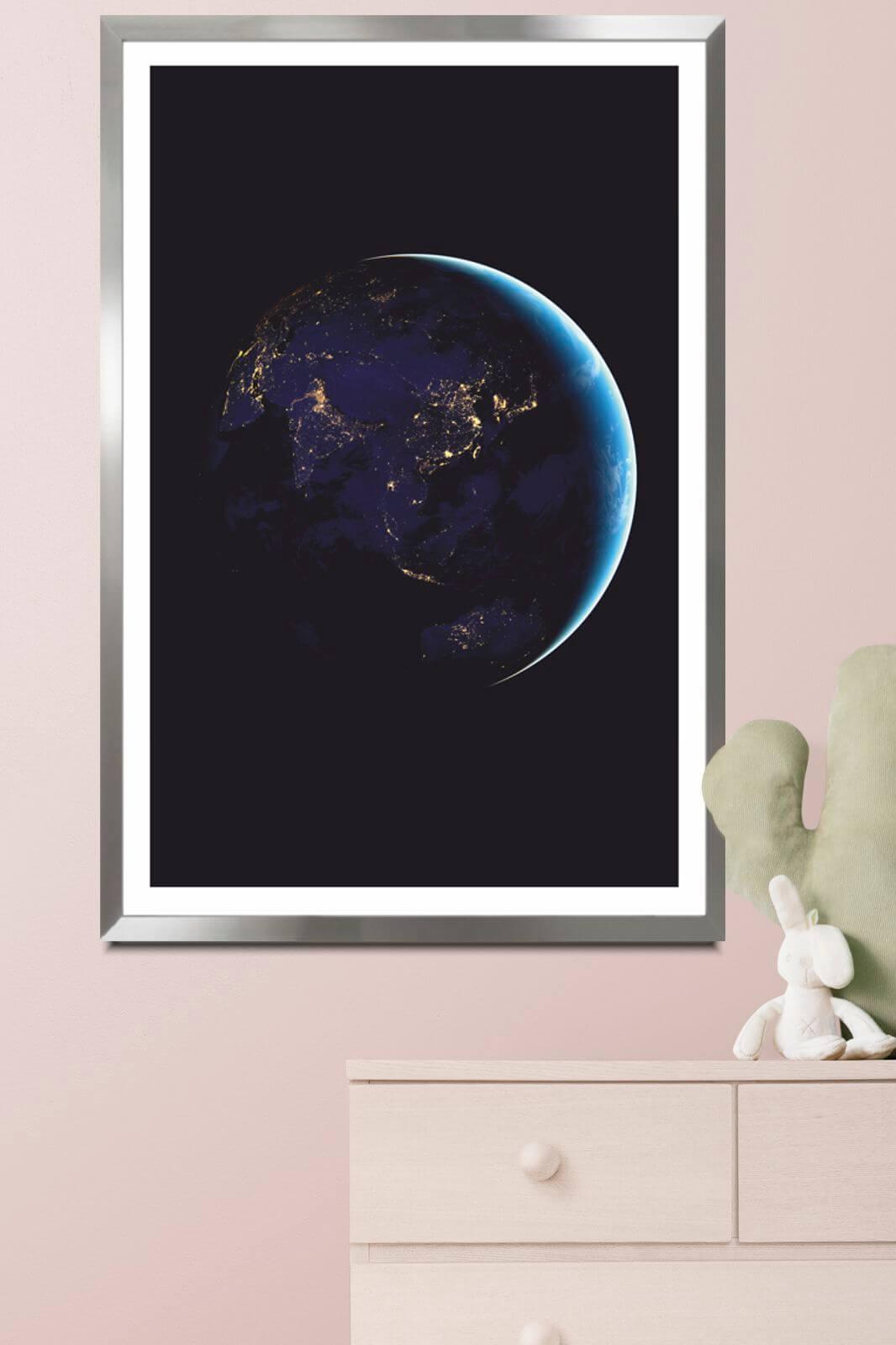 Cuadro con lámina de Planeta Tierra vista desde el Espacio, Decoración Juvenil, Marco color Níquel.