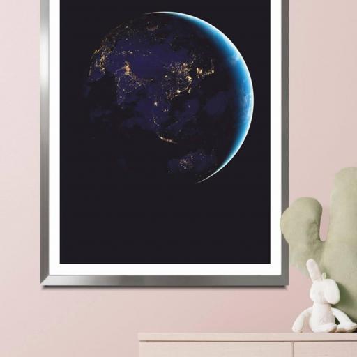 Cuadro con lámina de Planeta Tierra vista desde el Espacio, Decoración Juvenil, Marco color Níquel.