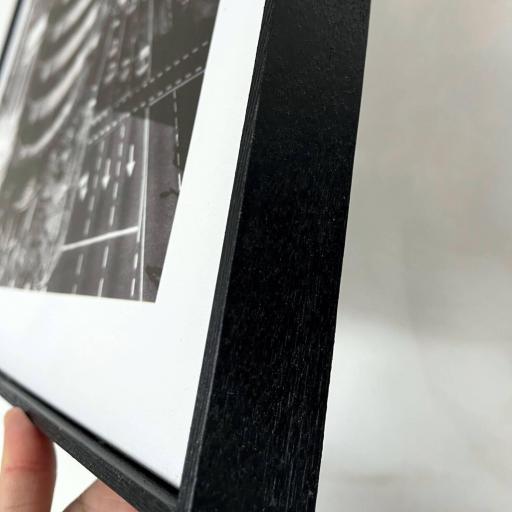 Lienzo enmarcado en madera color negro, Cuadro fotografía blanco y negro Gran Vía de Madrid, Edificio Carrión, Callao. [3]