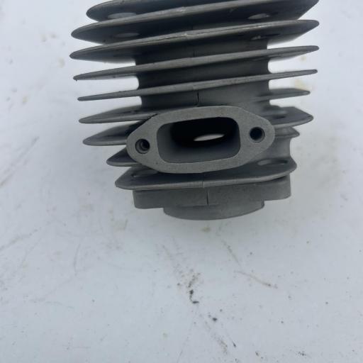 Cilindro y piston HUSQVARNA 61 [2]