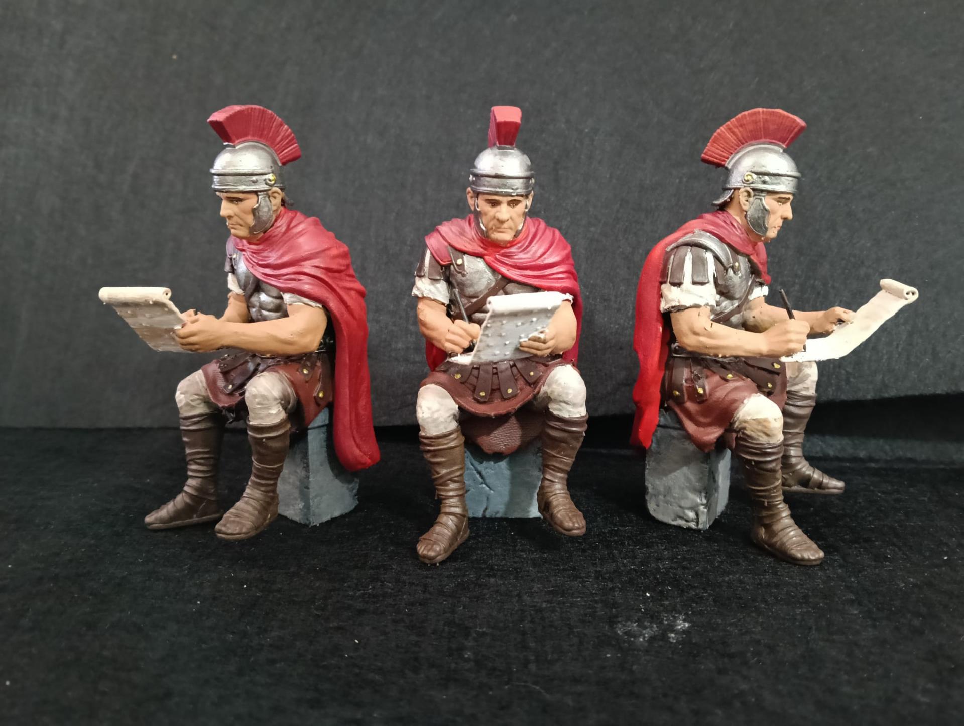 Romano sentado escribiendo