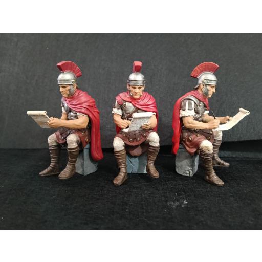 Romano sentado escribiendo