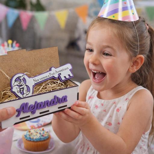 Llave de madera personalizada, regalo sorpresa para anunciar un viaje a parque de atracciones. Tarjeta de regalo  [1]