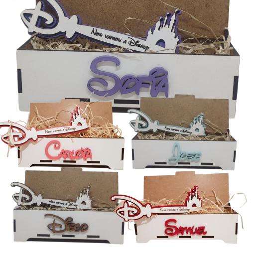 Llave Disney, personalizada, regalo sorpresa para decirle que vais a hacer un viaje Mágico, Llave de madera [2]