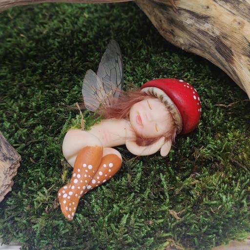 Hada del bosque durmiendo. Figura hada decorativa de porcelana fría producto artesanal [3]
