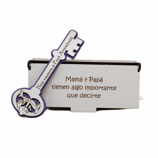 Llave de madera personalizada, regalo sorpresa para anunciar un viaje a parque de atracciones. Tarjeta de regalo  [3]