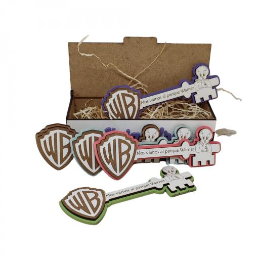 Llave de madera personalizada, regalo sorpresa para anunciar un viaje a parque de atracciones. Tarjeta de regalo  [6]