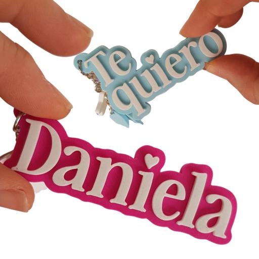 Llavero personalizado con nombre o frase corta, un detalle original y bonito. Elige entre los diferentes colores. Regalo práctico.