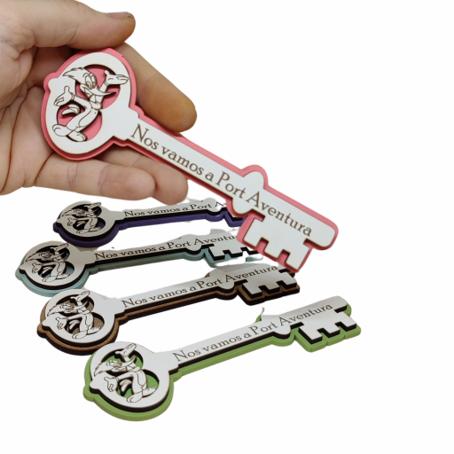 Llave de madera personalizada, regalo sorpresa para anunciar un viaje a parque de atracciones. Tarjeta de regalo  [4]