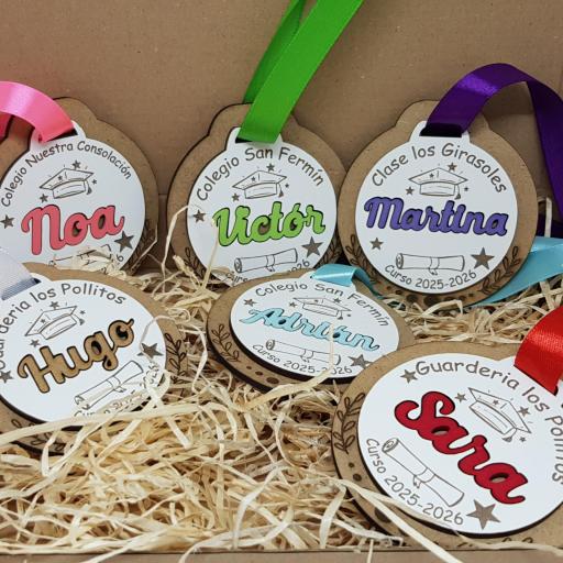 Medallas Fin de Curso Personalizadas de madera. Regalo original con el nombre de los niños. [2]
