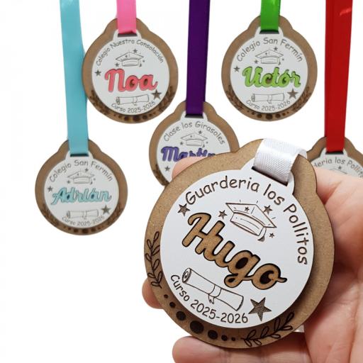 Medallas Fin de Curso Personalizadas de madera. Regalo original con el nombre de los niños.