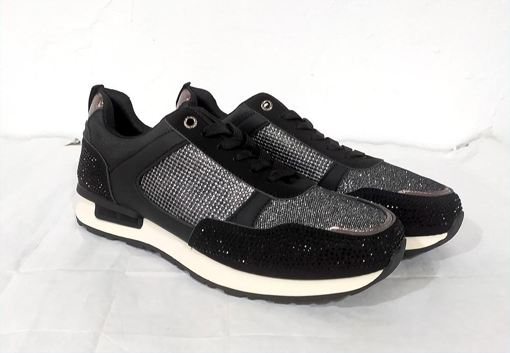 Deportiva ancha negra