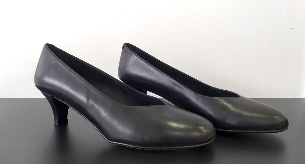 Salón negro tacón fino